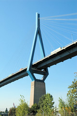 Fotos der Köhlbrandbrücke im Hamburger Hafen - Verbindung zwischen den Stadtteilen Steinwerder und Wilhelmsburg. Die Pylone der Brücke haben ein Höhe von ca. 135 m.
