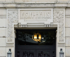 Fotos aus dem Hamburger Stadtteil Altstadt, Bezirk Hamburg Mitte; Eingang und Schriftzug Asia-Haus an der Willy Brandt Straße - das Gebäude / Kontorhaus wurde 1906 errichtet, Architekt George Radel.
