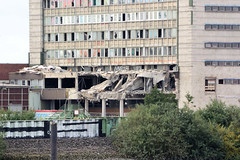 Blick auf das ehem. HHLA Übersee-Zentrum im Hamburger Hafen - Stadtteil Kleiner Grasbrook, Bezirk Hamburg Mitte - Abriss des Verwaltungsgebäudes.