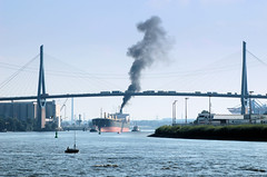 Fotos der Köhlbrandbrücke im Hamburger Hafen - Verbindung zwischen den Stadtteilen Steinwerder und Wilhelmsburg. Ein Frachter stößte schwarzen Qualm unter der Brücke aus.