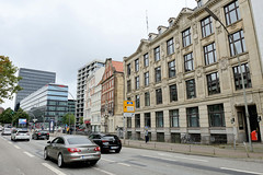 Fotos aus dem Hamburger Stadtteil Altstadt, Bezirk Hamburg Mitte; Willy Brandt Straße Höhe Brandstwiete,  rechts das Asia-Haus und im Hintergrund das ehemalige Spiegelgebäude.