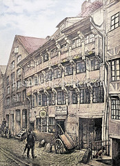 Blick in die Straße Herrlichkeit in der Hamburger Altstadt - reich verziertes Fachwerkgebäude mit Eichenholzschnitzereien.