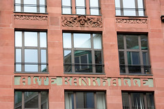 Fotos aus dem Hamburger Stadtteil Altstadt, Bezirk Hamburg Mitte; Fassade vom historischen Kontorhaus an der Straße Neß - Jugendstil Schriftzug alte Bankhalle - das Gebäude wurde 1903 fertiggestellt / Architekt George Radel.