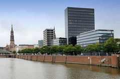 Fotos aus dem Hamburger Stadtteil Altstadt, Bezirk Hamburg Mitte; Blick über den Zollkanal zu modernen Bürogebäuden am Dovenleet / Willy Brandt Straße - links die Kornhausbrücke und die Sankt Katharinenkirche.