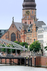Fotos aus dem Hamburger Stadtteil Altstadt, Bezirk Hamburg Mitte; Blick über den Zollkanal zur Kornhausbrücke, dahinter die Sankt Katharinenkirche.