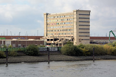 Blick auf das ehem. HHLA Übersee-Zentrum im Hamburger Hafen - Stadtteil Kleiner Grasbrook, Bezirk Hamburg Mitte - Abriss des Verwaltungsgebäudes.