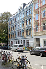 Fotos aus dem Hamburger Stadtteil Wilhelmsburg, Bezirk Hamburg-Mitte; Etagenhäuser mit Fassadendekor am Vogelhüttendeich.