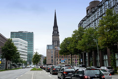 Fotos aus dem Hamburger Stadtteil Altstadt, Bezirk Hamburg Mitte; Blick durch die Willy Brandt Straße zur Nikolaikirche - links das Gebäude von Hamburg Süd / Straßenverkehr, Autostau.