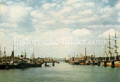 Historische, colorierte Ansicht vom Hamburger Hafen - Frachtschiffe und Segelschiffe / Frachtsegler liegen an Dalben im Hafenbecken.