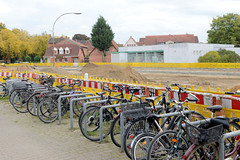 Fotos von  Stadt Ludwigslust im Landkreis Ludwigslust-Parchim im Bundesland Mecklenburg-Vorpommern; Fahrradparkplatz am Bahnhof - Baustelle.