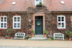 Fotos von  Stadt Ludwigslust im Landkreis Ludwigslust-Parchim im Bundesland Mecklenburg-Vorpommern; denkmalgeschütztes Gebäude in der Schlossstraße - wilder Wein an der Hausfassade.