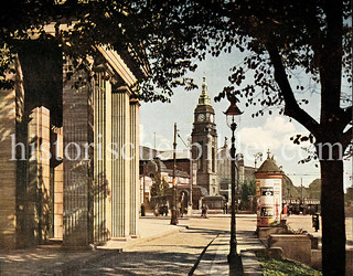 Eingang der Hamburger Kunsthalle am Glockengießerwall - im Hintergrund der Hauptbahnhof - an der Straßenecke ein Litfaßsäule mit Werbung.