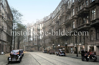 Altes Bild von der Anckelmannstraße im Hamburger Stadtteil Borgfelde - geschlossene Straßenbebauung mit hohen Wohnblocks und Geschäften im Parterre  - Autos und Motorrad mit Beiwagen.