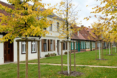 Fotos von  Stadt Ludwigslust im Landkreis Ludwigslust-Parchim im Bundesland Mecklenburg-Vorpommern; dankmalgeschützte Wohnhäuser / Kirchplatz.