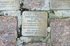 Stolperstein für Ernst Thälmann auf dem Rathausplatz vor dem Hamburger Rathaus.