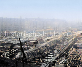 Baustelle in der Hamburger Speicherstadt - Errichtung der Kaianlagen am Zollkanal, dahinter fertiggestellte Speichergebäude am Kehrwiederfleet.