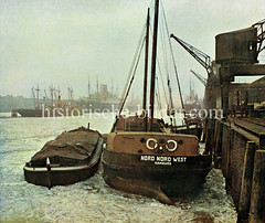 Altes Bild vom Amerikahöft am Kleinen Grasbrook - Ewer Nord Nord West und Schute liegen am Kai im Hamburger Hafen; Dampfschiffe an den Dalben - Wasser mit Eis bedeckt.