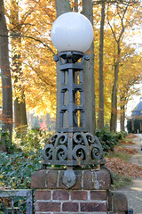 Fotos aus dem Hamburger Stadtteil Bergedorf - Bergedorfer Friedhof; Lampe am Tor, Neuer Friedhof - August-Bebel-Straße-