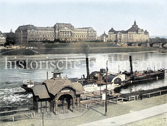 Historische Ansicht von Dresden; Anlegestelle vom Dampfschiff an der Elbe im Hintergrund Finanz- Kultus- und Justizministerium.