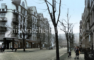 Historische Ansicht vom Hammer Weg im Hamburger Stadtteil Hamm - mehrstöckige Wohnhäuser, Geschäfte mit Konserven und Milch / Kinder mit Roller.