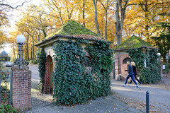 Fotos aus dem Hamburger Stadtteil Bergedorf - Bergedorfer Friedhof; Eingang Neuer Friedhof, August-Bebel-Straße.