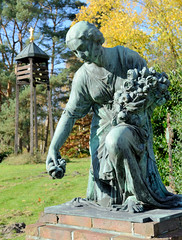 Fotos aus dem Hamburger Stadtteil Bergedorf - Bergedorfer Friedhof; Skulptur an der Kapelle 2 - im Hintergrund der Glockenturm.