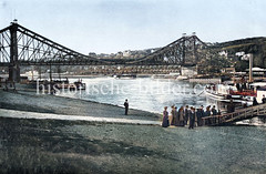 Historische Ansicht von Dresden; Anlegestelle mit Raddampfer Pirna und Passagieren - Loschwitzer Brücke.