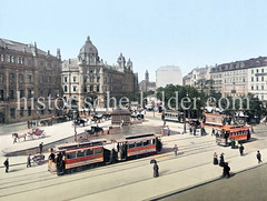 Historische Ansicht von Dresden; Postplatz mit Straßenbahnen und Pferdefuhrwerken / Droschken.