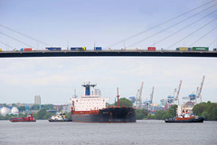 Fotos der Köhlbrandbrücke im Hamburger Hafen - Verbindung zwischen den Stadtteilen Steinwerder und Wilhelmsburg; Ein Containerfrachter fährt auf dem Köhlbrand zum Sandauer Hafen.