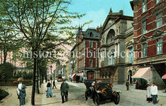 Kolorierte Bild von der Königstraße in Altona - Passanten und ein Automobil auf der Straße; Geschäfte mit rot-weiß gestreiften Markisen; in der Bildmitte das Altona Stadttheater - eröffnet 1876.