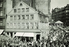 Menschengedränge auf dem Altonaer Fischmarkt - Markstände / Gebäude Gaststätte Eier-Cohrs.