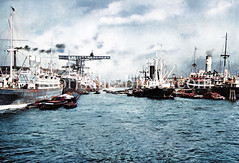Frachter liegen im Hamburger Hafen, Schuten und Binnenschiffe haben längsseits festgemacht.