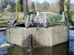 Pinguinbrunnen im Stadtpark - Hamburg Winterhude, Bezirk Hamburg-Nord.