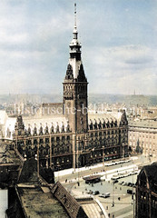 Historische Luftansicht vom Hamburger Rathaus und dem Rathausplatz, ca. 1935.