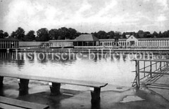 Historische Ansicht vom Freibad Lattenkamp in Hamburg Winterhude; Blick über das Schwimmbecken zu den Umkleidekabinen, ca. 1930.