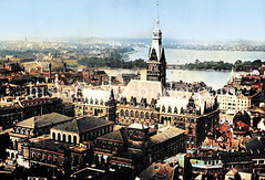 Historisches Luftbild von der Hamburger Altstadt und dem Rathaus mit Börse; dahinter die Binnenalster/Außenalster.