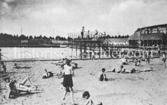 Historische Ansicht vom Freibad Lattenkamp in Hamburg Winterhude; Kinder/Jungen spielen im Sand oder stehen auf dem Gerüst des Sprungturms, ca. 1927.