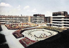 Historische Ansicht vom  zentralen Wohnblock in der Hamburger Jarrestadt - Innenhof mit Kinderspielplatz, Architekt Karl Schneider. K. Schneider wurde 1892 in Mainz geboren wo er auch Architektur studierte. In Hamburg gründete er schon 1921 sein e