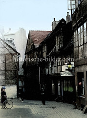 Altes Bild vom Gängeviertel in der Hamburger Altstadt; Mann mit Herrenfahrrad - Gastwirtschaft zur Dorfschenke.
