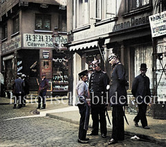 Alte Ansicht von Polizisten mit Helm / Tschako; Zigarren / Tabakgeschäft - Bäckerei und Konditorei un der Hamburger Altstadt,