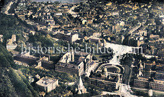 Historische Luftaufnahme vom Hamburger Sievekingplatz mit den Gerichtsgebäude - in der Bildmitte die Musikhalle und die Mündung der Kaiser-Wilhelm-Straße.