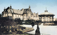 Pavillion auf dem Kaiserplatz - im Hintergrund das Altonaer Museum, eingeweiht 1901 - Architekten  Reinhardt und Süssenguth.