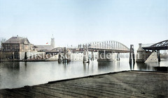 Geöffnete Drehbrücke / Niederbaumbrücke am Hamburger Binnenhafen um 1880 - im Hintergrund der Kaispeicher A.