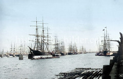 Segelschiffe / Dreimaster liegen an Dalben und am Kai im Hamburger Segelschiffhafen.