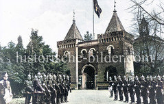 Wachparade vor dem Eingang zum Gefängnis Fuhlsbüttel - das Gebäude wurde 1879 als Centralgefängis für 800 Gefangene eröffnet.