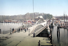 Historische Ansicht der Niederbaumbrücke um 1880 - im Hintergrund Wohnhäuser am Kehrwieder und Schiffe im Binnenhafen.