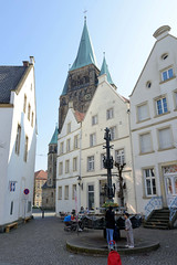 Die Stadt Warendorf ist die Kreisstadt des Kreises Warendorf - sie liegt im Regierungsbezirk Münster im Bundesland Nordrhein-Westfalen; Marktplatz und Kirchturm der St. Laurentiuskirche.
