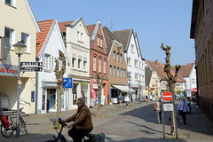Die Stadt Warendorf ist die Kreisstadt des Kreises Warendorf - sie liegt im Regierungsbezirk Münster im Bundesland Nordrhein-Westfalen; Geschäftshäuser.
