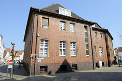 Die Stadt Warendorf ist die Kreisstadt des Kreises Warendorf - sie liegt im Regierungsbezirk Münster im Bundesland Nordrhein-Westfalen; Backsteingebäude.