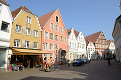 Die Stadt Warendorf ist die Kreisstadt des Kreises Warendorf - sie liegt im Regierungsbezirk Münster im Bundesland Nordrhein-Westfalen; Geschäftshäuser, Wohngebäude beim Marktplatz.
